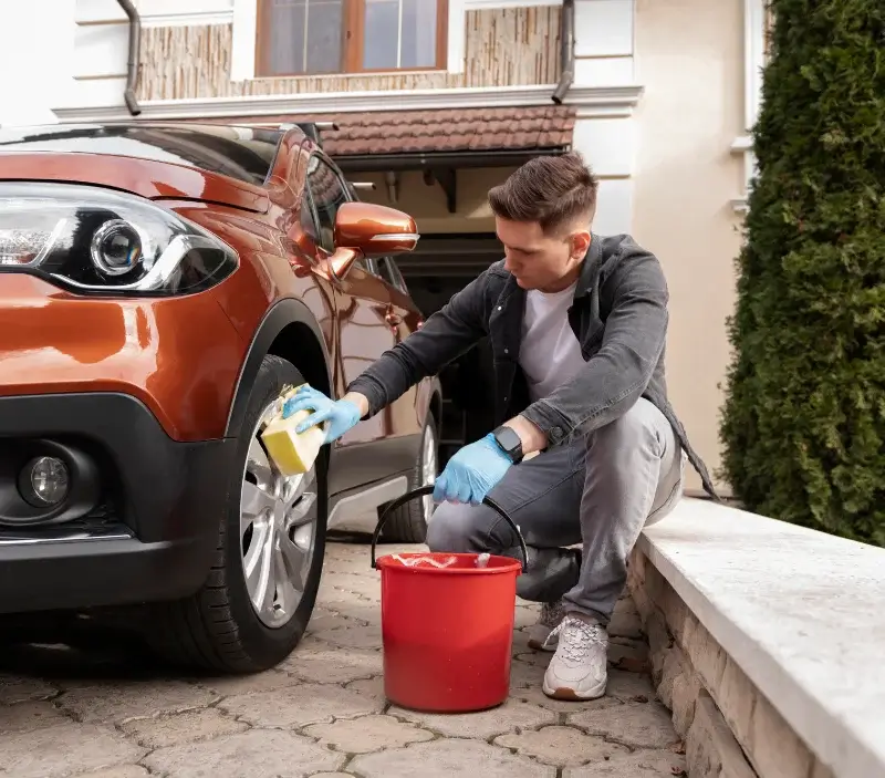Lavage auto à domicile Sainte-Soline : professionnel intervenant sur un véhicule